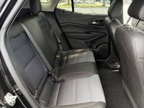 Used 2025 Chevrolet Trax LT FWD image 19