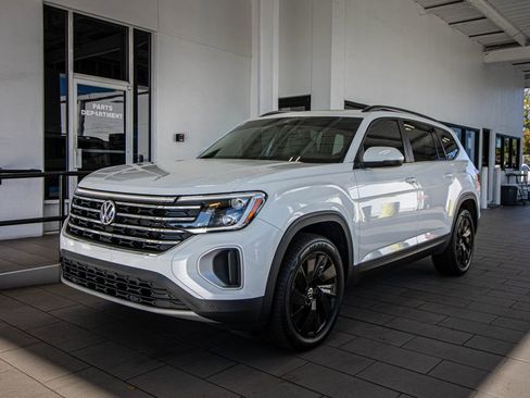 Certified 2024 Volkswagen Atlas SE image 8