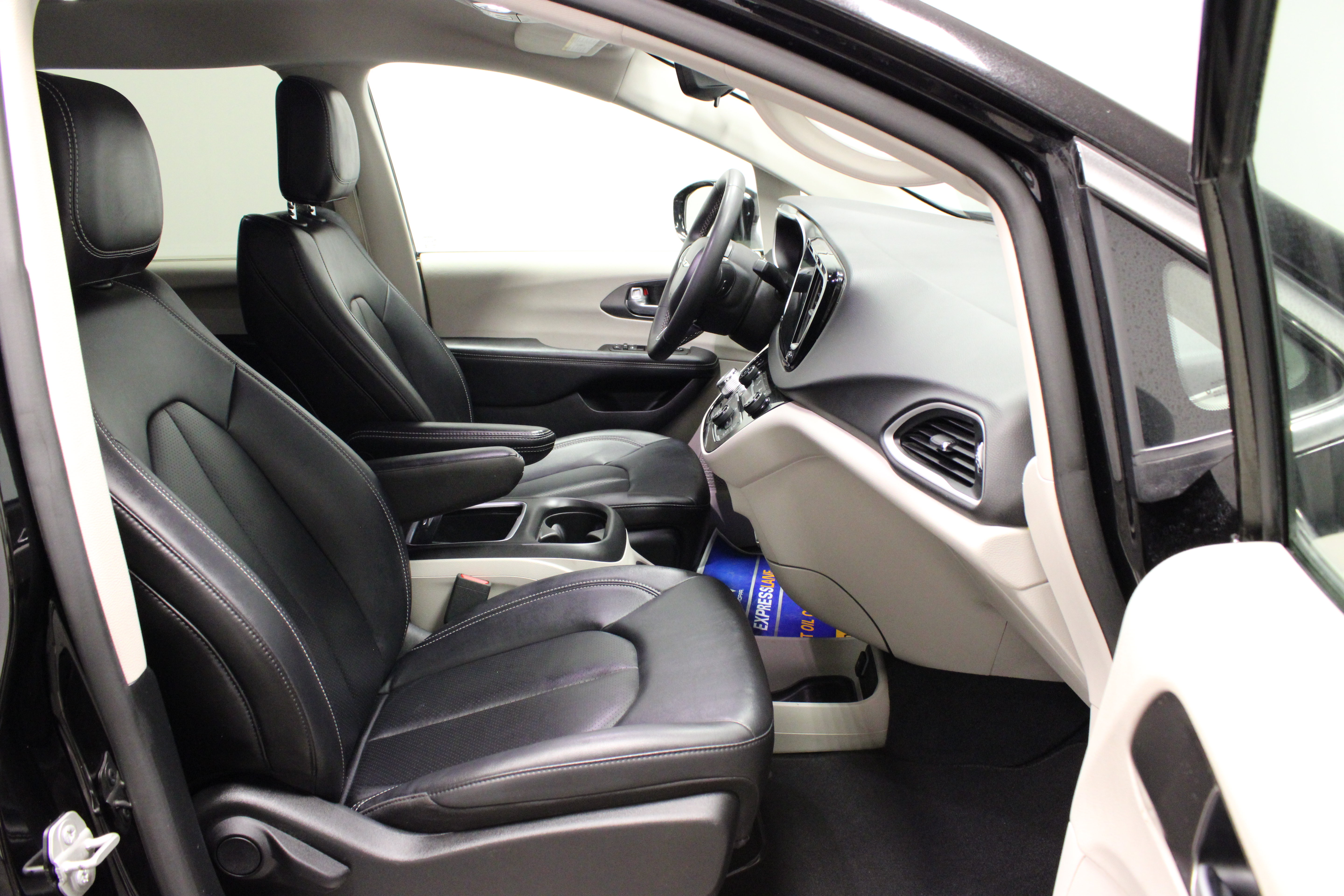 Used 2024 Chrysler Pacifica Touring-L FWD image 14