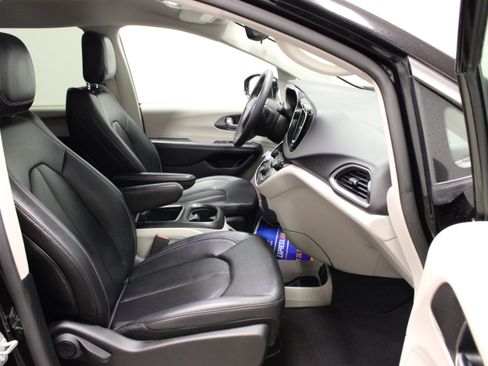 Used 2024 Chrysler Pacifica Touring-L FWD image 14