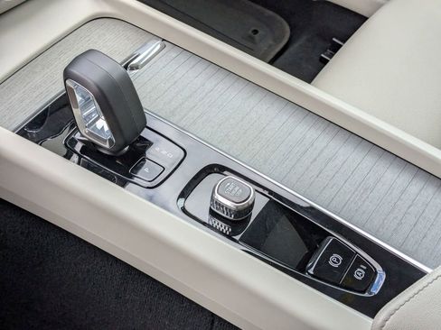 Used 2025 Volvo V60 B5 Cross Country Plus image 24