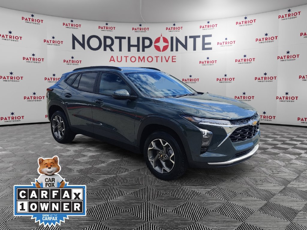 Used 2025 Chevrolet Trax LT FWD image 1