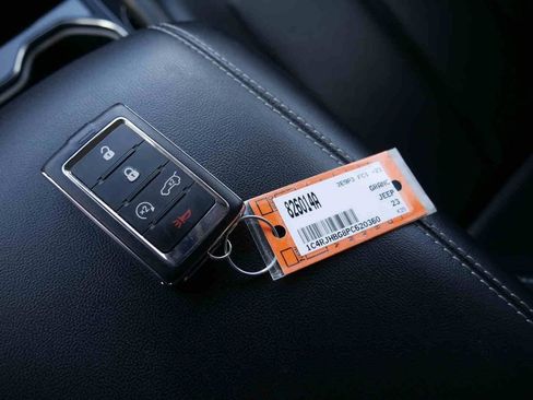 Used 2023 Jeep Grand Cherokee Limited w/ Black Appearance Package image 35