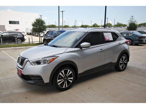 Used 2018 Nissan Kicks SV FWD image 3