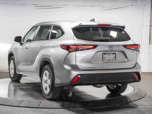 Used 2025 Toyota Highlander LE FWD image 2