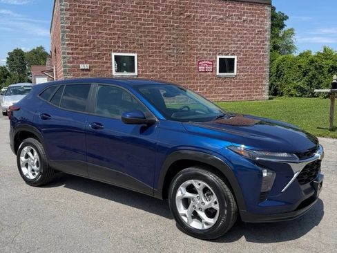 Used 2024 Chevrolet Trax LS w/ LS Convenience Package FWD image 3