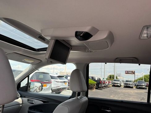 Used 2019 Honda Pilot Touring image 11