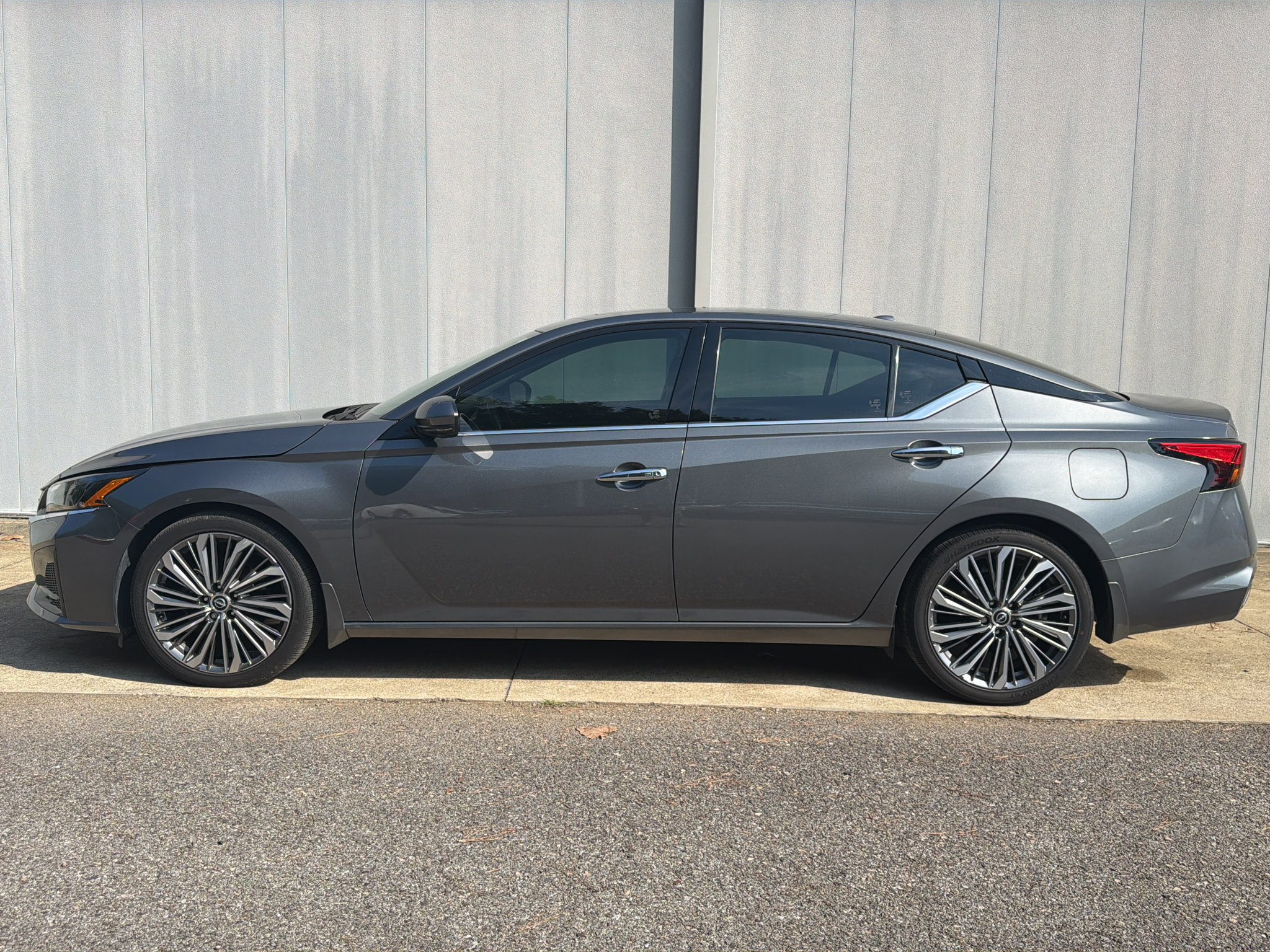 Used 2025 Nissan Altima 2.5 SL FWD image 7