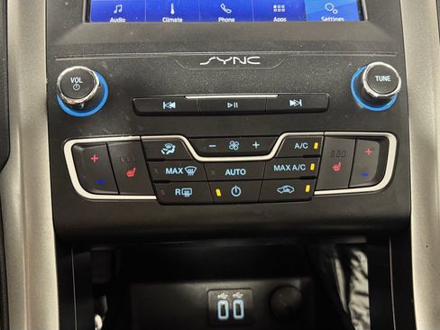 Used 2020 Ford Fusion SEL FWD image 21