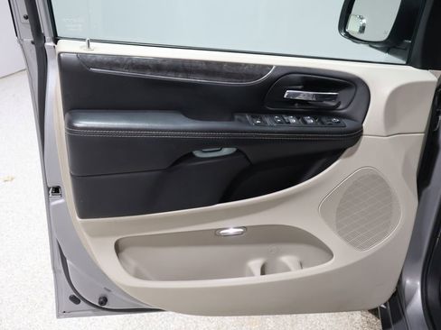 Used 2014 Chrysler Town & Country Touring image 13