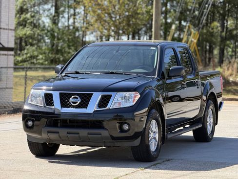 Used 2021 Nissan Frontier SV RWD image 2