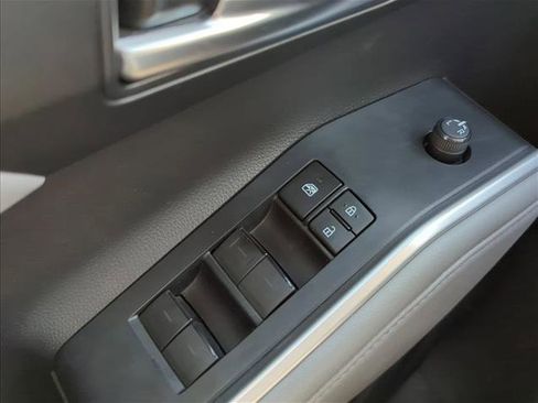 Used 2021 Toyota Highlander XLE image 11