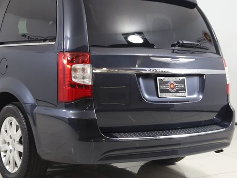 Used 2013 Chrysler Town & Country Touring FWD image 21