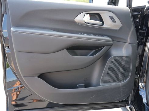 Used 2025 Chrysler Pacifica Select FWD image 14