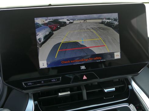 Used 2024 Toyota Venza XLE image 25