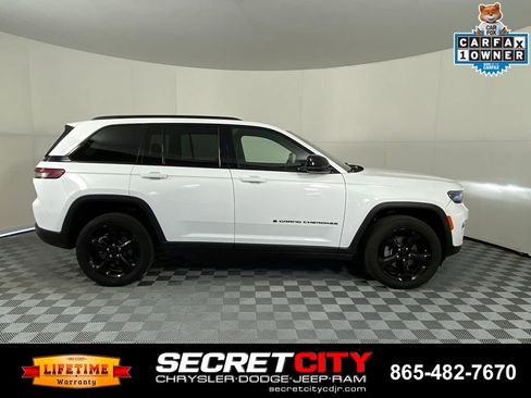 Used 2023 Jeep Grand Cherokee Altitude AWD/4WD image 8