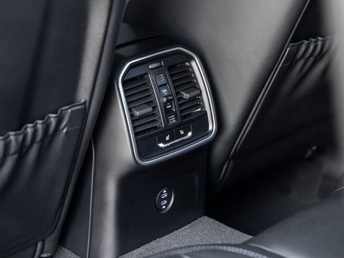 Certified 2026 Porsche Macan AWD/4WD image 38