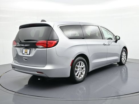 Used 2023 Chrysler Voyager LX FWD image 6