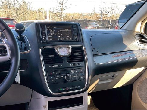 Used 2016 Chrysler Town & Country Touring image 6