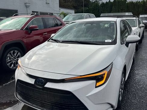 Used 2025 Toyota Corolla LE FWD image 1