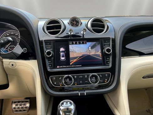Used 2017 Bentley Bentayga AWD/4WD image 9