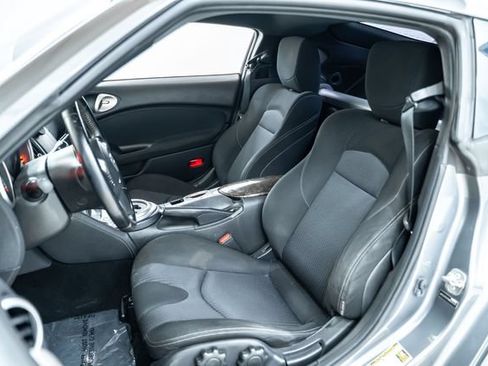 Used 2016 Nissan 370Z Coupe RWD image 18