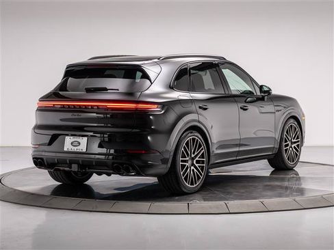 Used 2025 Porsche Cayenne Turbo AWD/4WD image 9