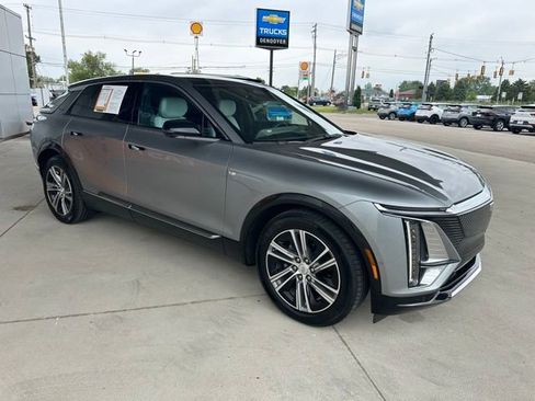 Used 2024 Cadillac Lyriq Luxury AWD/4WD image 7