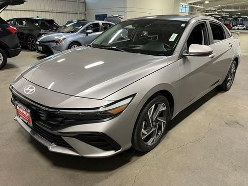 Used 2025 Hyundai Elantra SEL FWD image 7
