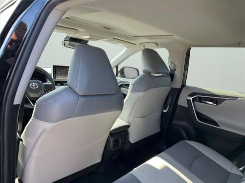 Used 2022 Toyota RAV4 Limited image 18