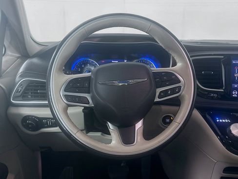 Used 2019 Chrysler Pacifica Limited w/ Advanced Safetytec Group FWD image 18