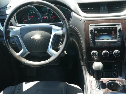 Used 2017 Chevrolet Traverse LT w/ Style and Technology Package FWD image 5
