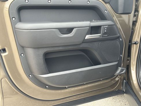 Used 2025 Land Rover Defender 110 S image 19