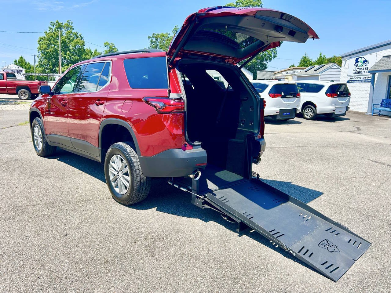 Used 2022 Chevrolet Traverse LT FWD image 1