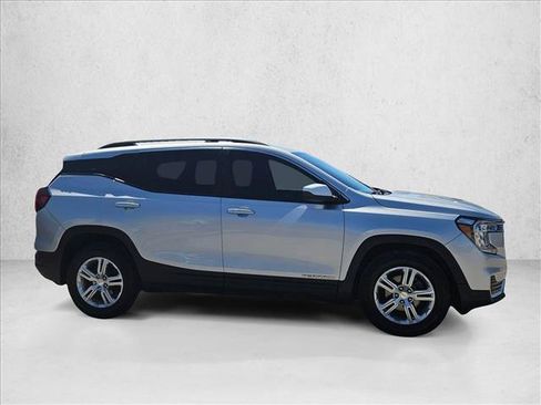 Used 2022 GMC Terrain SLE w/ Driver Convenience Package FWD image 4