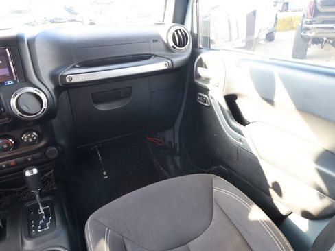 Used 2015 Jeep Wrangler Unlimited Rubicon w/ Connectivity Group AWD/4WD image 20