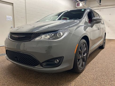 Used 2020 Chrysler Pacifica Limited w/ Quick Order Package 27H Red S image 5