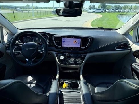 Used 2022 Chrysler Pacifica Limited FWD image 6