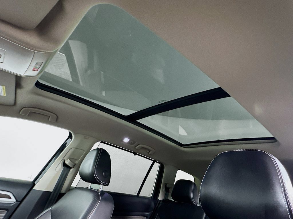 Used 2023 Volkswagen Atlas SE w/ Panoramic Sunroof Package FWD image 12