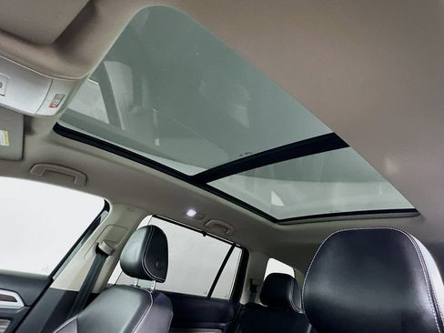 Used 2023 Volkswagen Atlas SE w/ Panoramic Sunroof Package FWD image 12