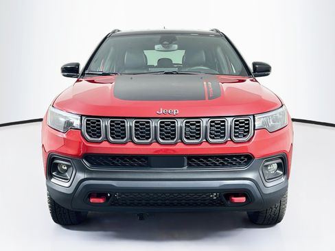 Used 2025 Jeep Compass Trailhawk AWD/4WD image 2