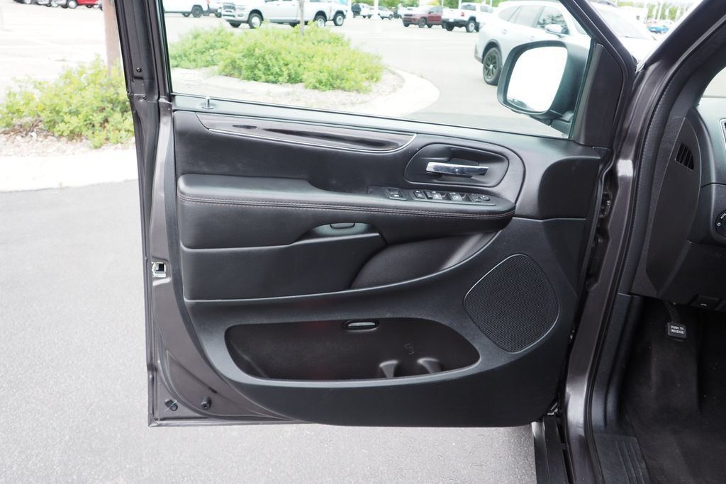 Used 2020 Dodge Grand Caravan SE FWD image 13