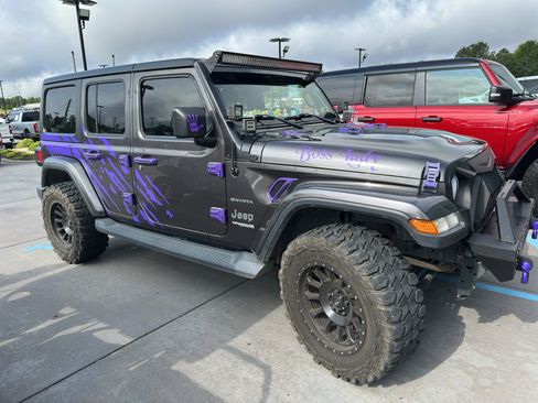 Used 2019 Jeep Wrangler Unlimited Sahara AWD/4WD image 3