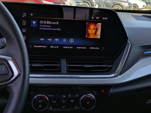 Used 2025 Chevrolet Trax LT w/ LT Convenience Package image 18