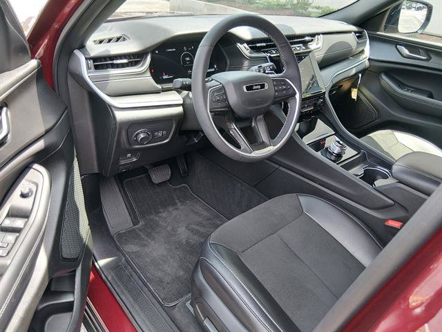 Used 2025 Jeep Grand Cherokee L Altitude RWD image 9