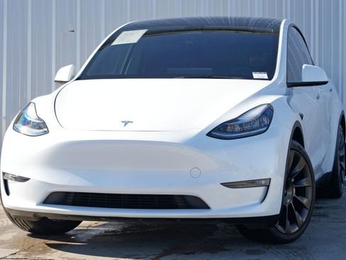 Used 2022 Tesla Model Y Long Range image 3