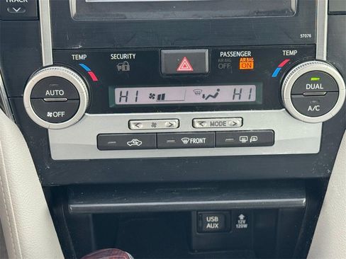 Used 2014 Toyota Camry L image 17