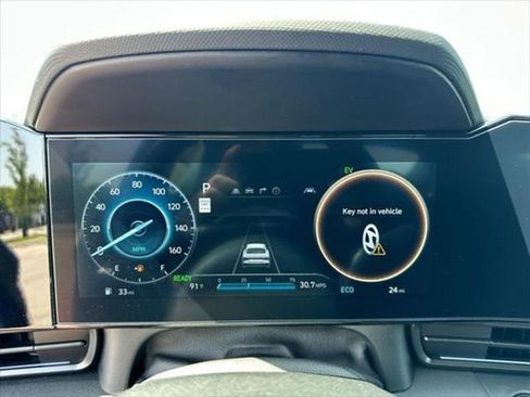 New 2025 Hyundai Elantra SEL FWD image 12