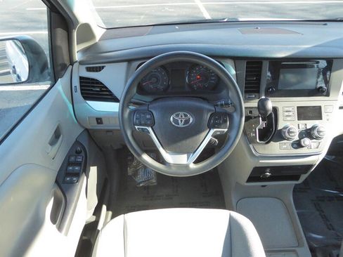 Used 2016 Toyota Sienna L image 10