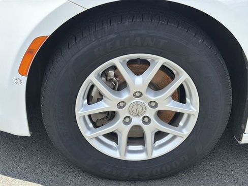 Used 2020 Chrysler Pacifica Touring w/ Advanced Safetytec Group FWD image 16